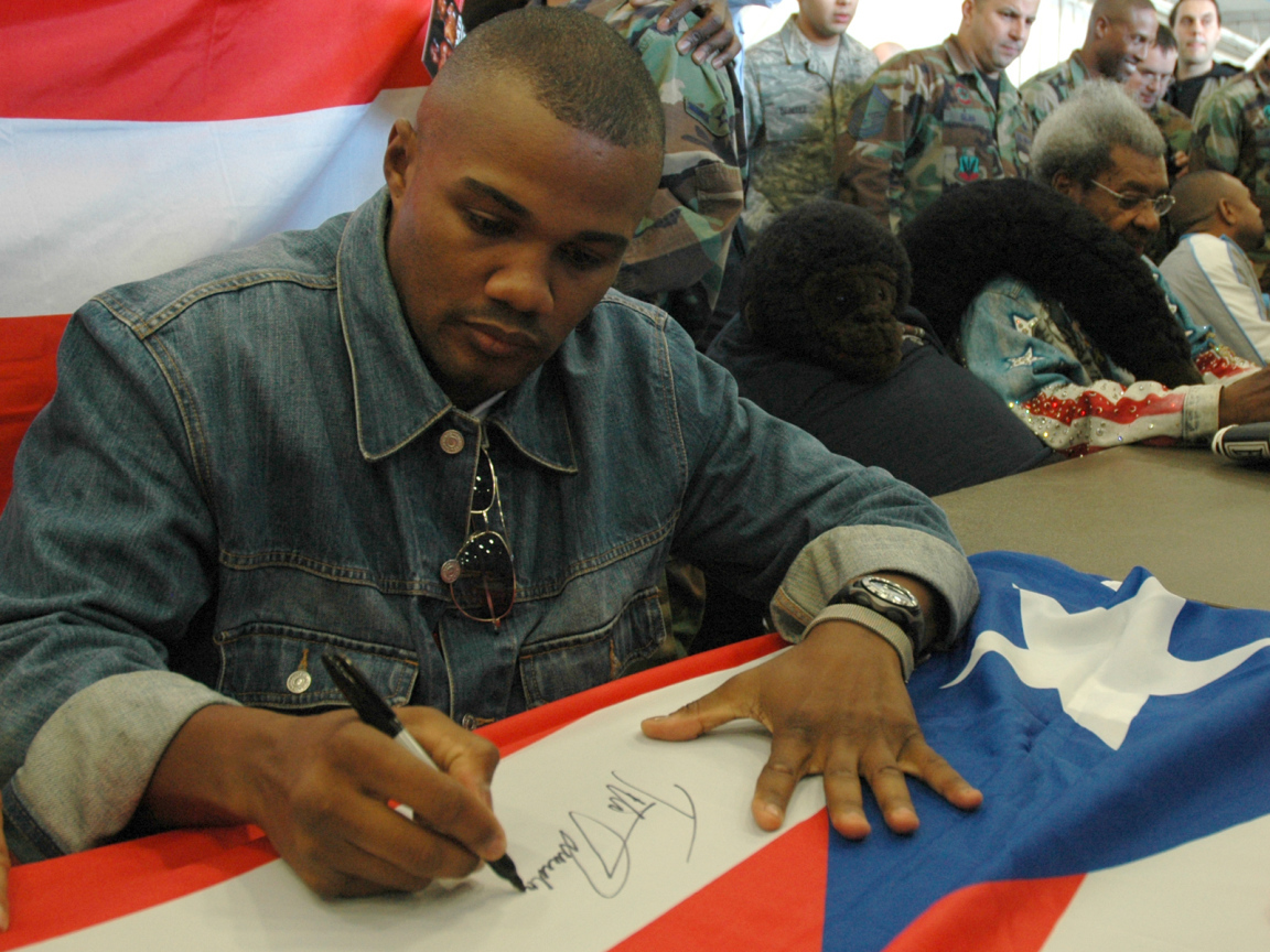 Боксер Феликс Тринидад подписывает флаг