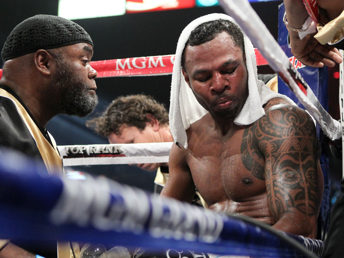 Известный боксер Шейн Мосли после третьего раунда