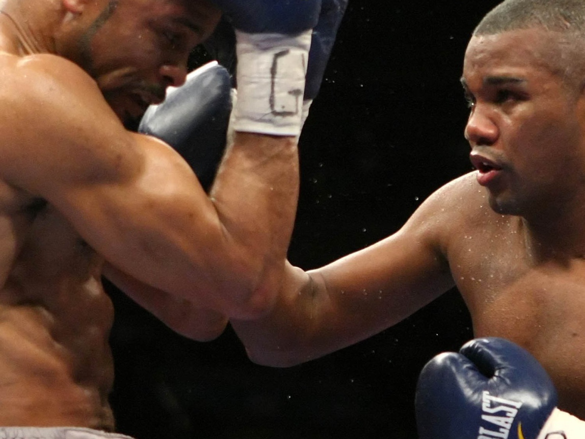 Известный боксер Феликс Тринидад выполняя апперкот