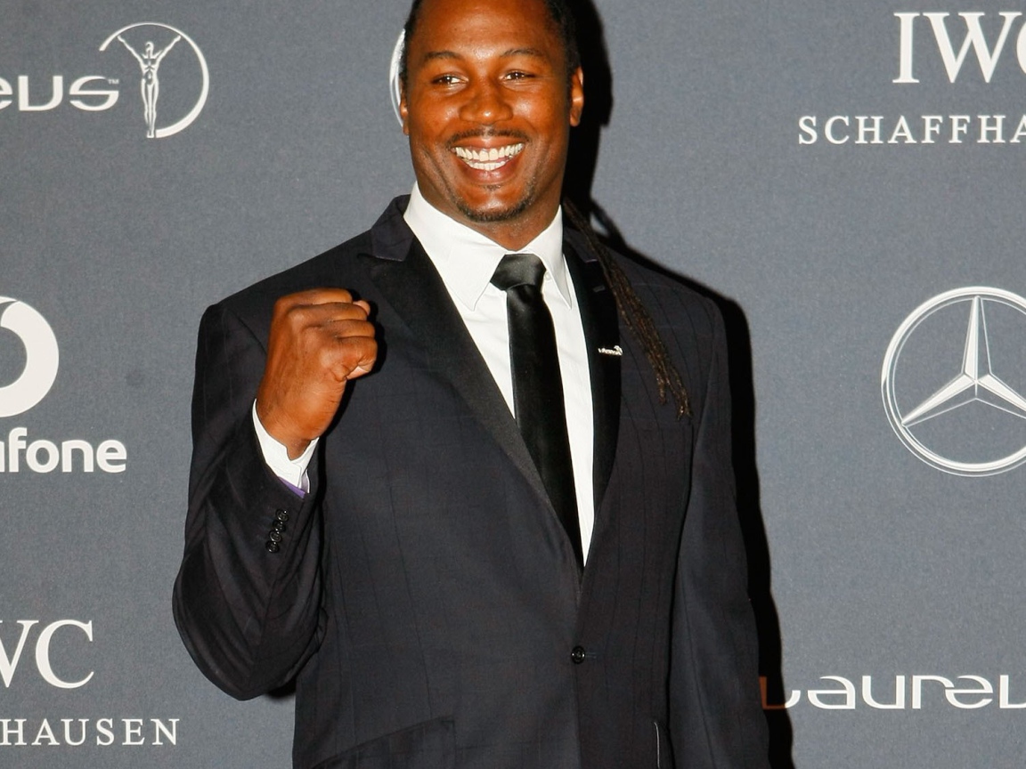 Известный боксер Леннокс Льюис в черном костюме