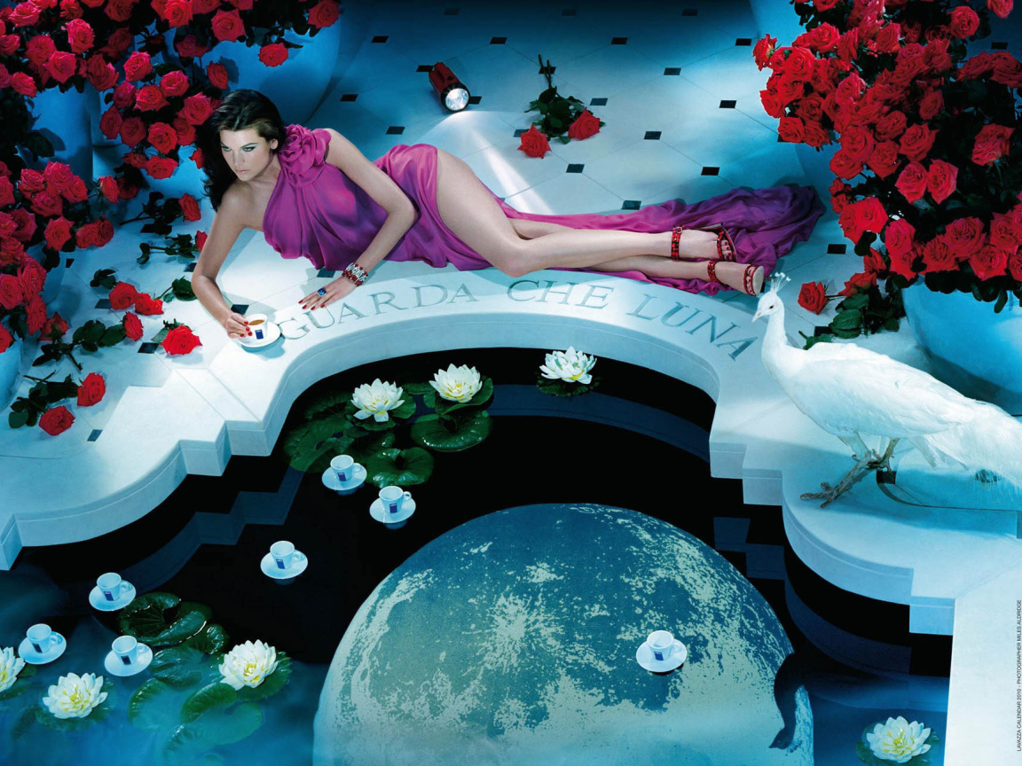 Девушка с цветами у бассейна