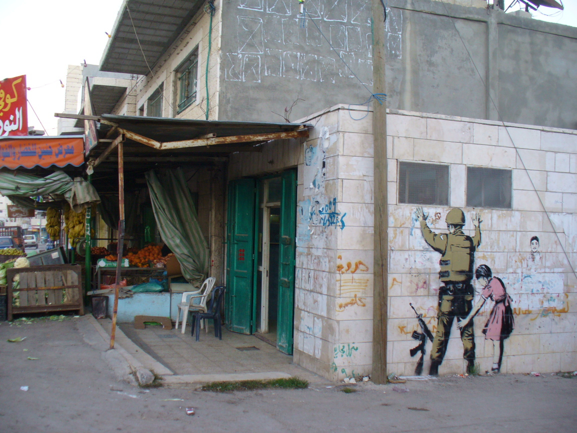 Граффити, военный и девочка, художник Бэнкси