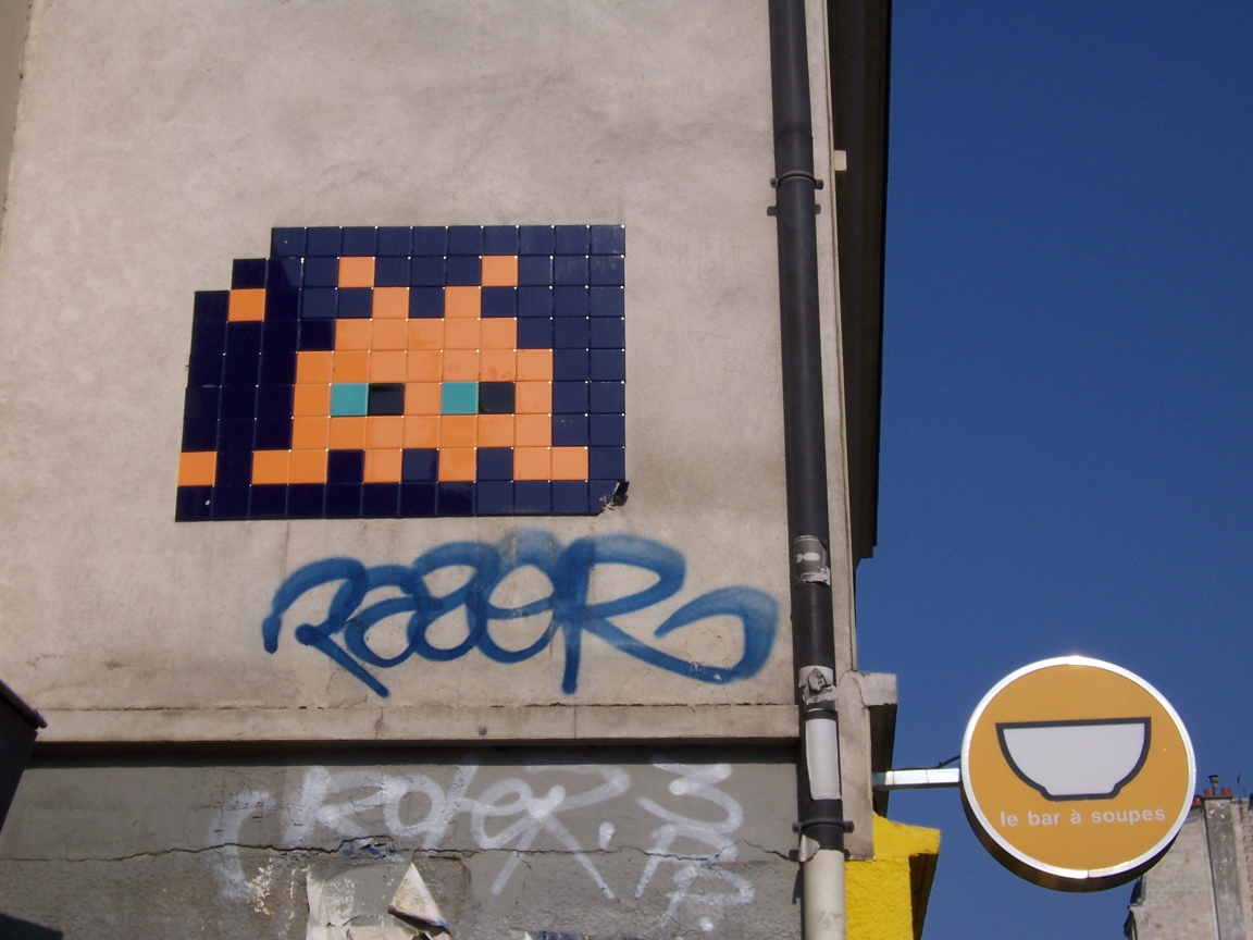 Граффити из плиток на стене