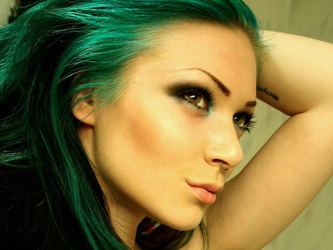 Девушка зеленоволосая с пирсингом в носу и татуировкой на руке