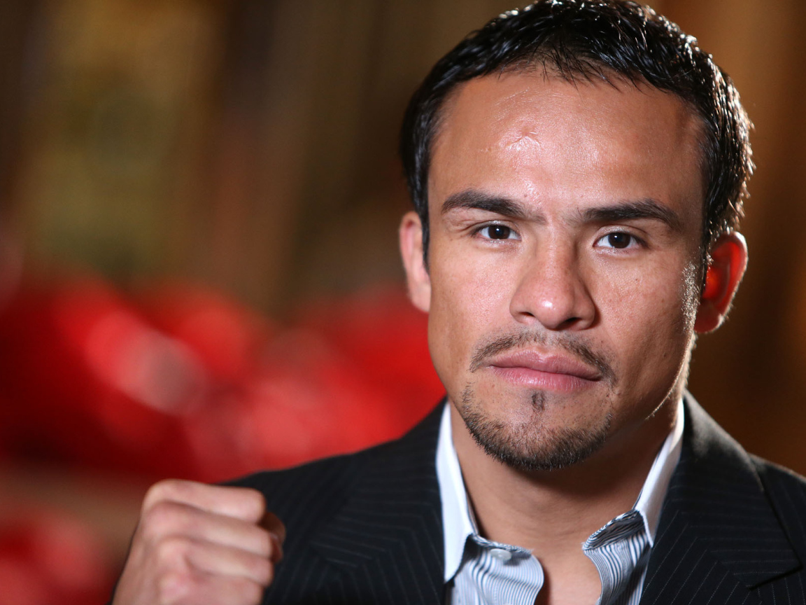 Хуан Мануэль Маркес в черном костюме