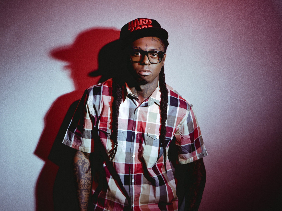 Парень с татуировками и кепке, swag