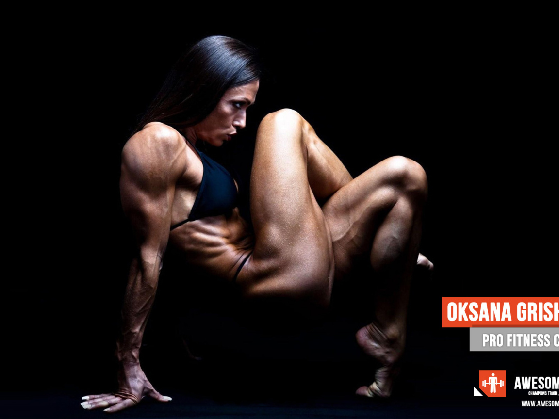 Мастер по фитнесу на черном фоне