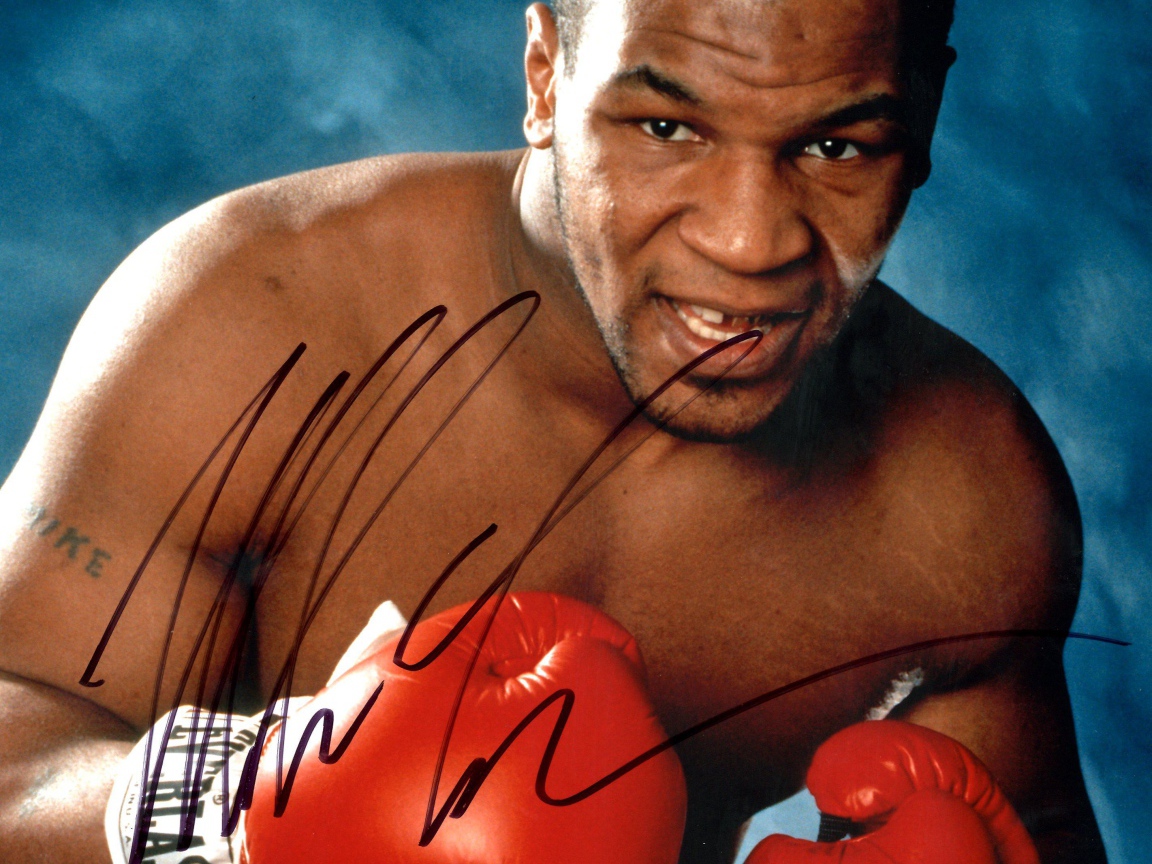 Майк Тайсон в красных боксерских перчатках