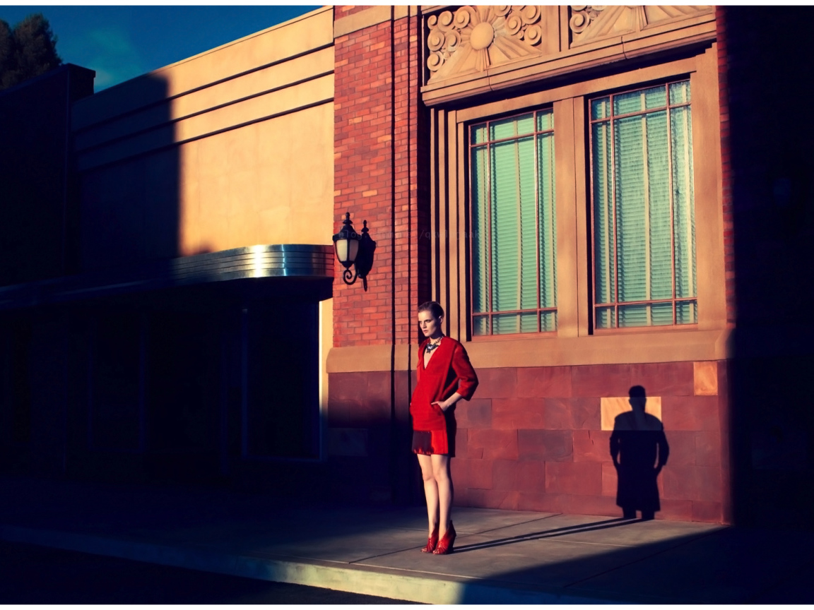 Фотография девушки в красном на фоне здания