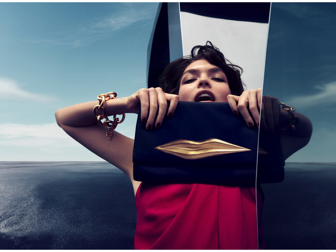 Фотография девушки в кубе на фоне моря