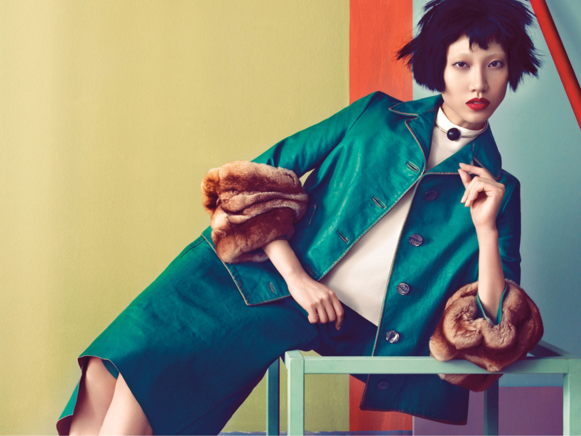 Фотография девушки на ярком фоне 