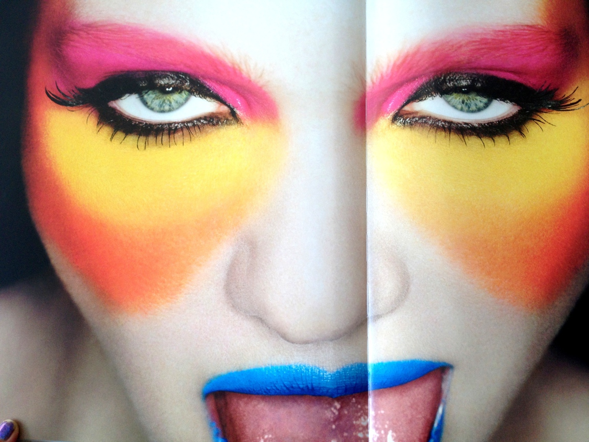 Фотография девушки с ярким макияжем