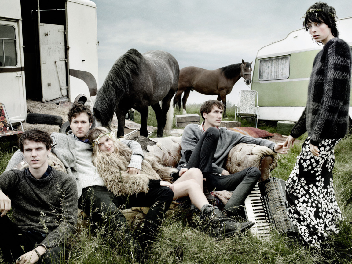 Фотография компании хиппи