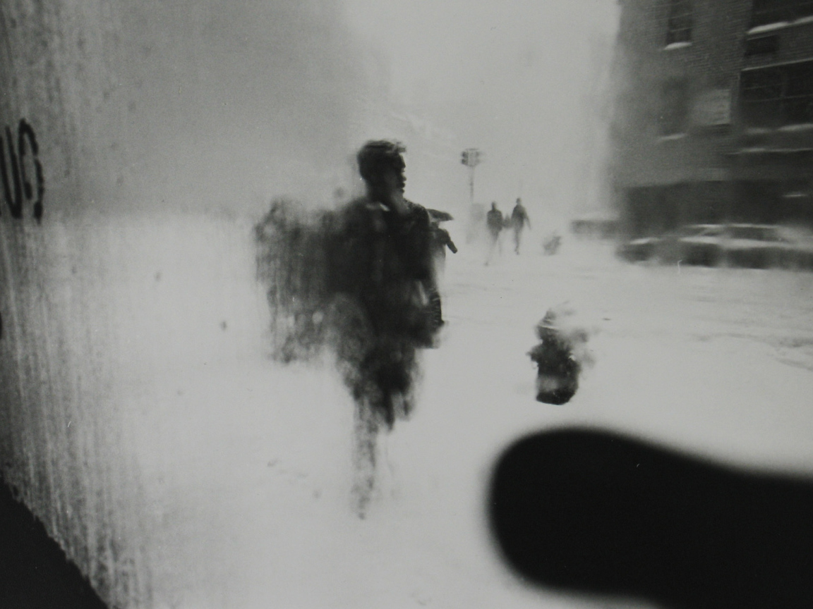 Фотография людей в заснеженном городе