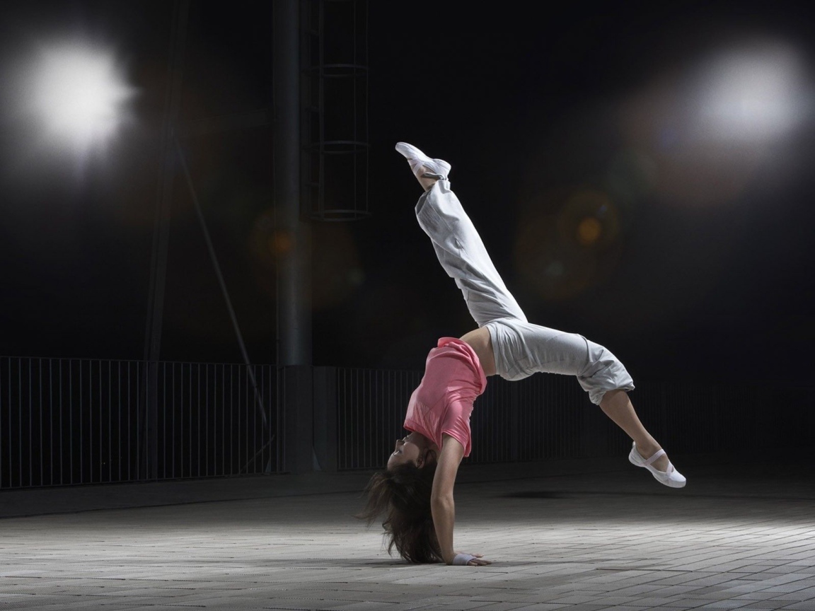 Спортивная девушка в розовом топике