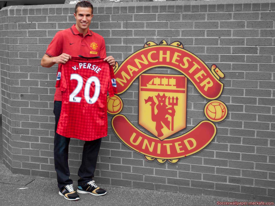 Нападавший из Манчестер Юнайтед Робин ван Перси держа собственную футболку