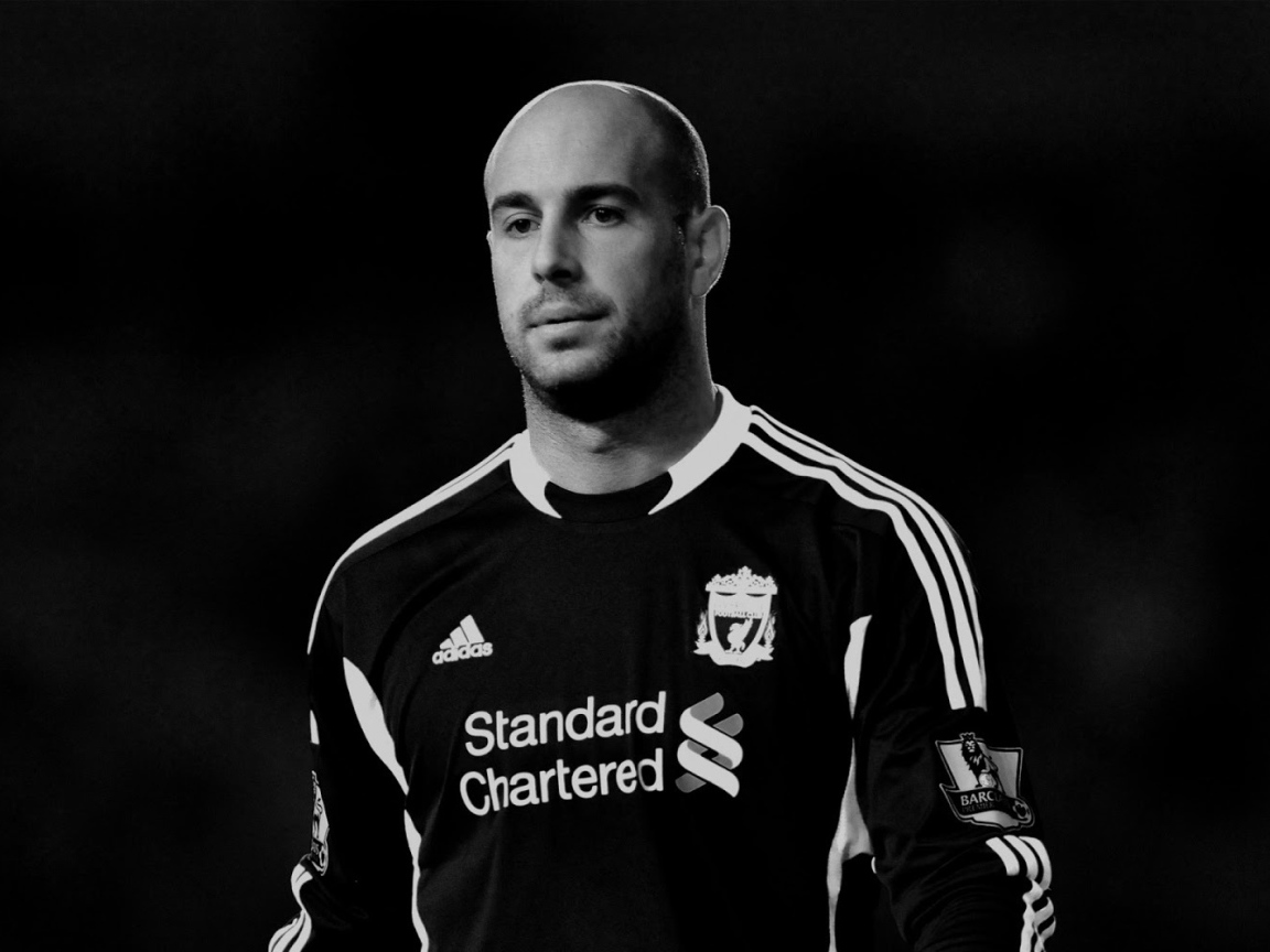 Лучший вратарь Наполи Пепе Рейна в черных тонах