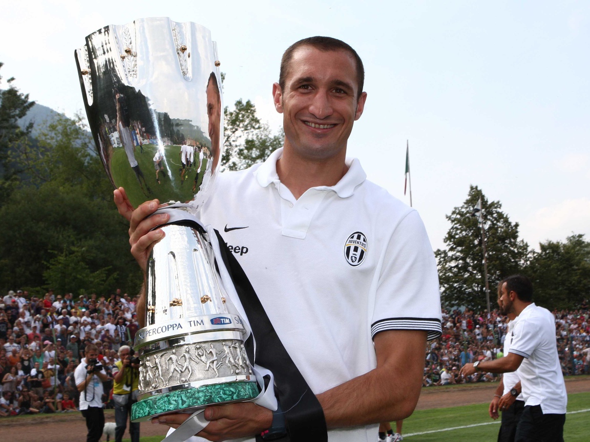 The best player of Juventus Giorgio Chiellini with a trophy
