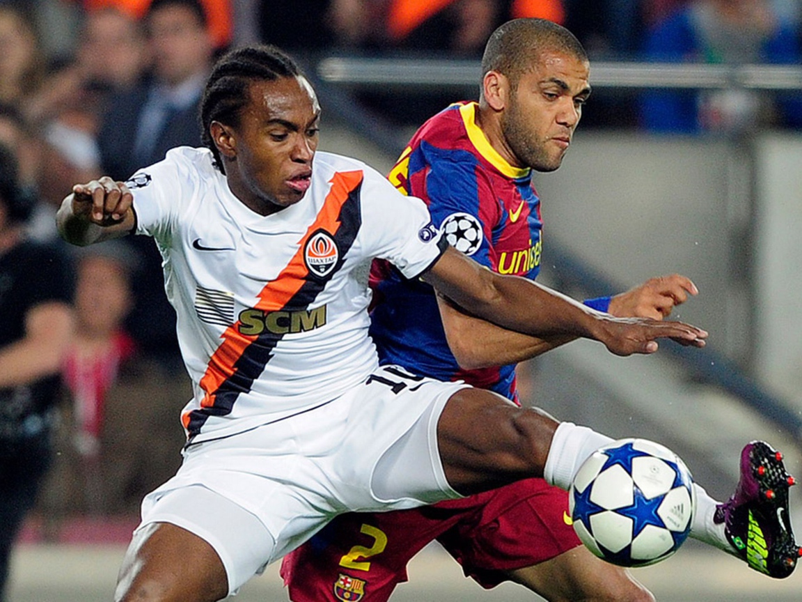 Защитник Барселоны Даниэл Алвес борется за мяч
