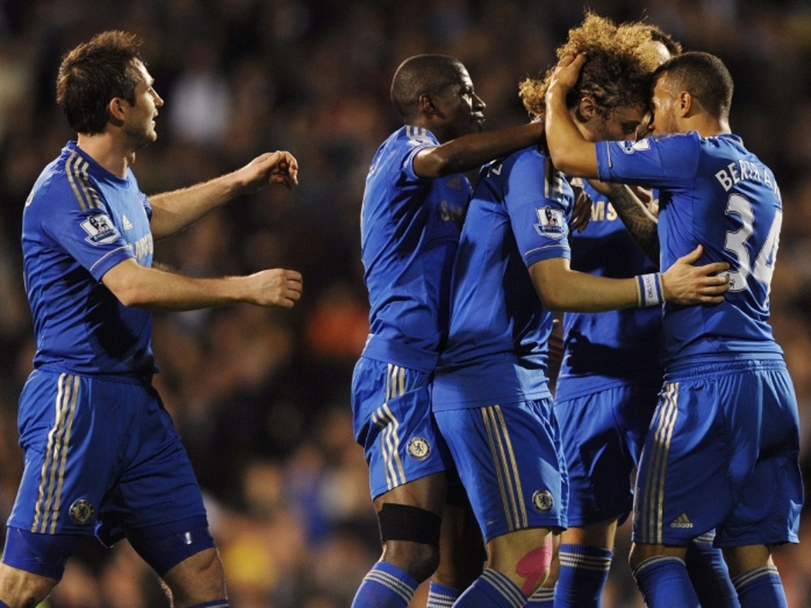 Защитник Челси Давид Луис и его команды