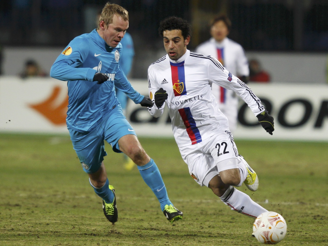 Защитник Зенита Александр Анюков пытается взять мяч