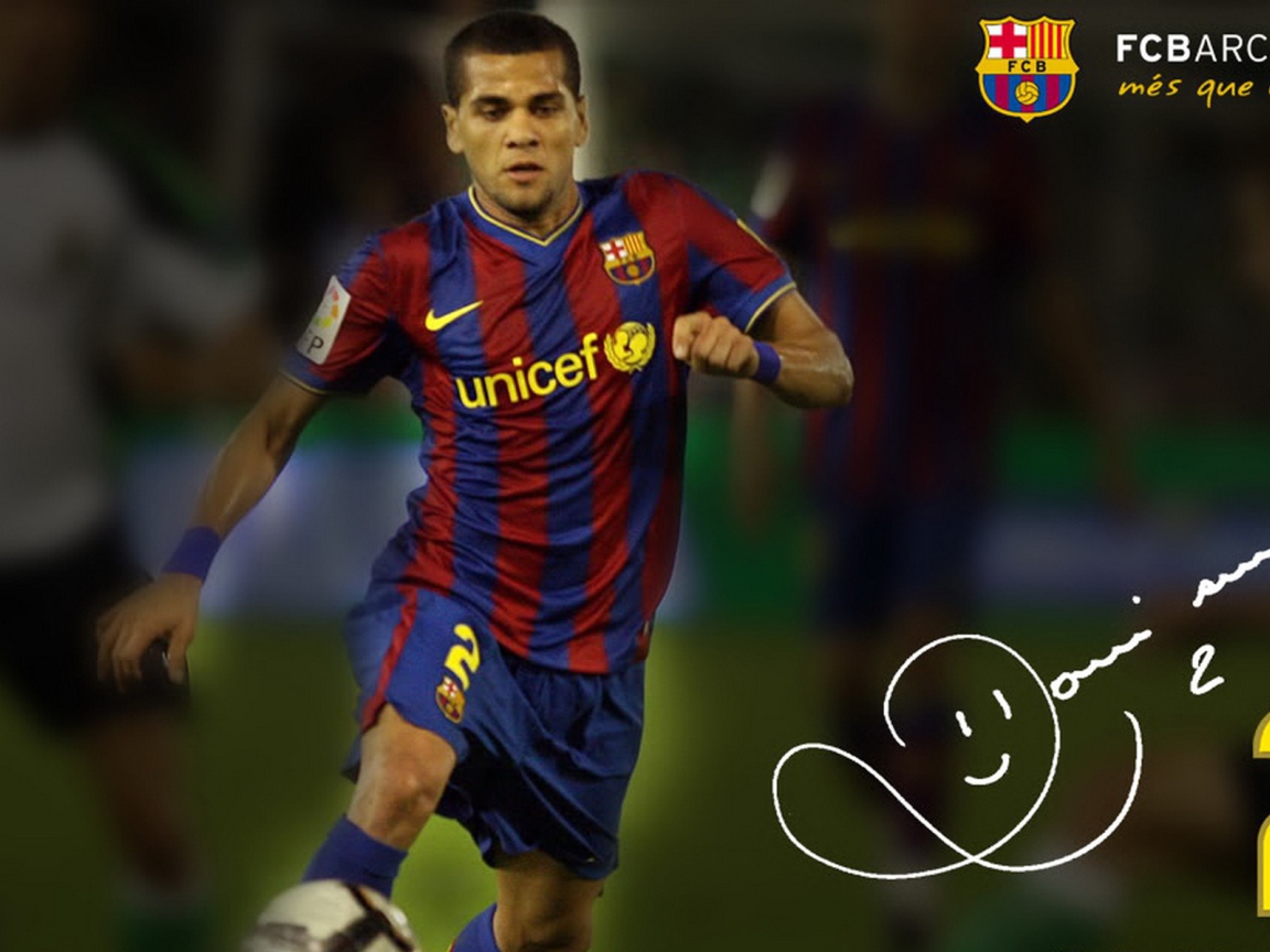 Защищающийся игрок Барселоны Даниэл Алвес