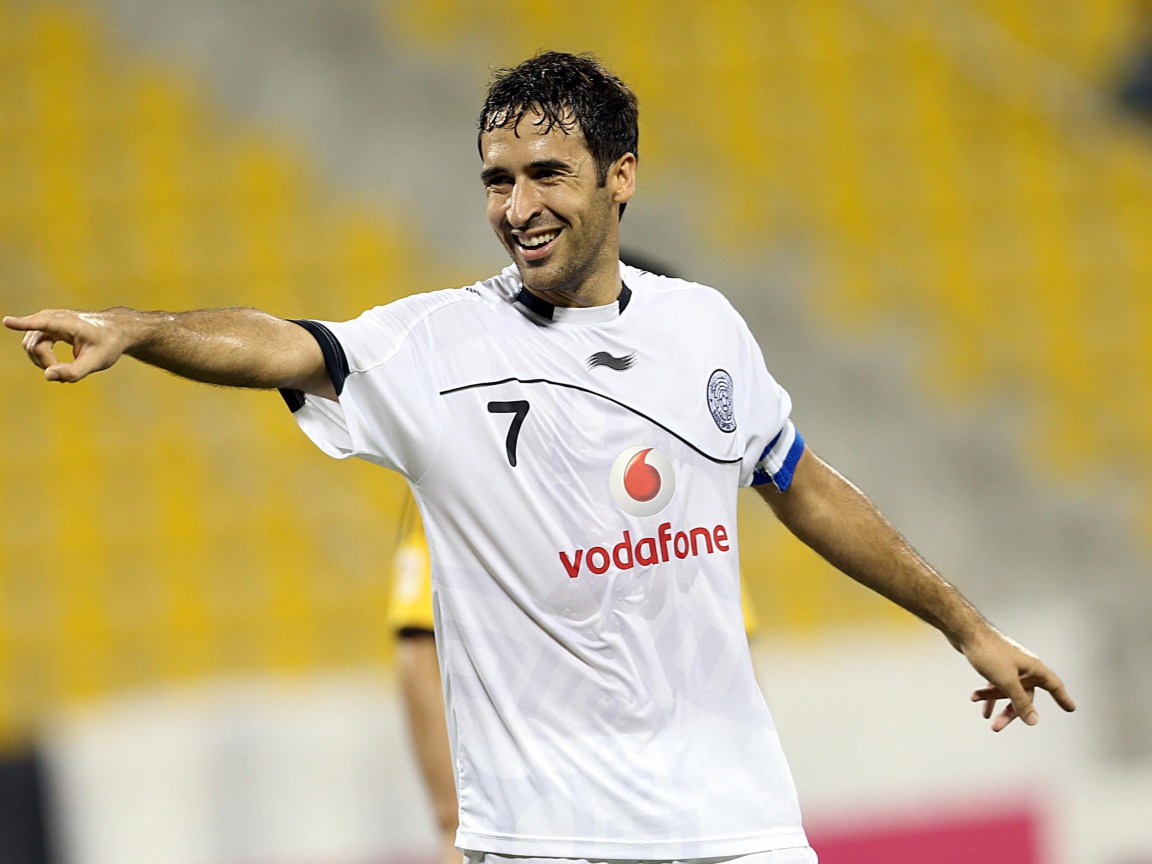 Футболист Аль Садд Рауль Гонсалес смеется