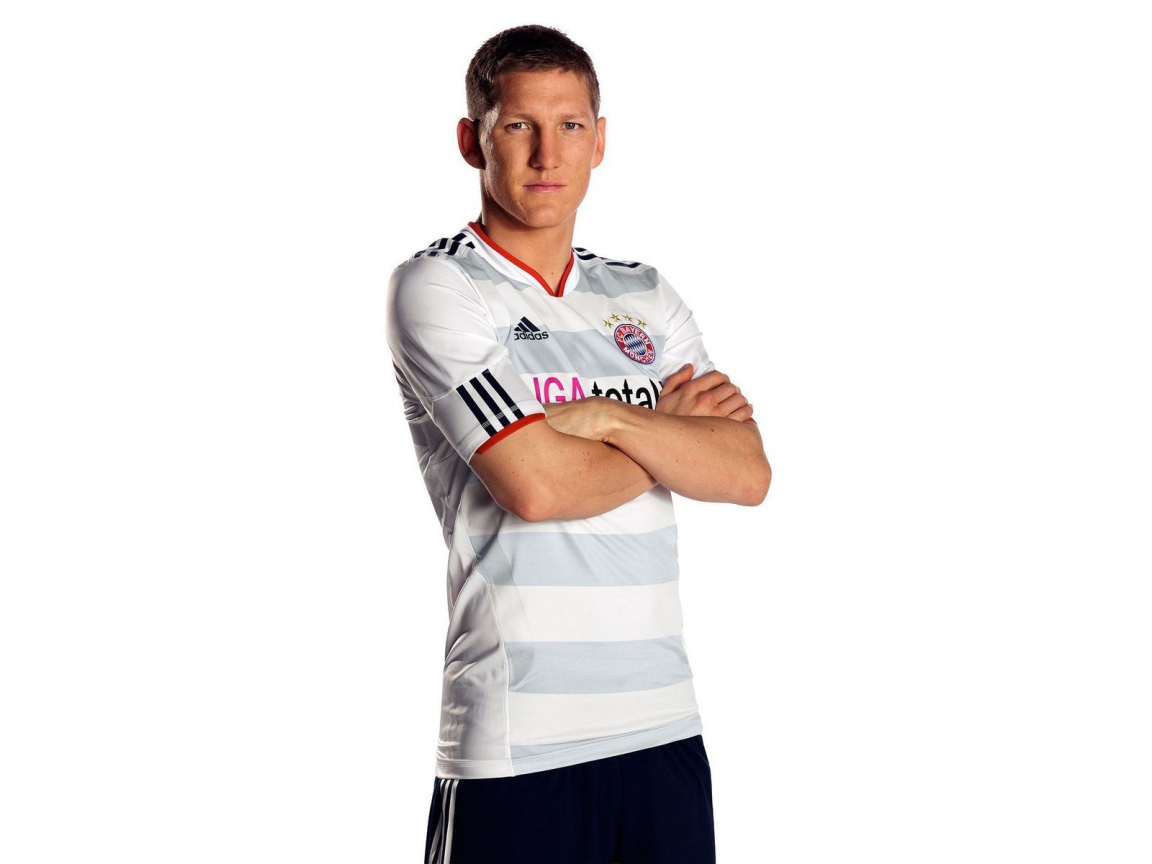  Футболист Баварии Бастиана Швайнштайгера на белом фоне