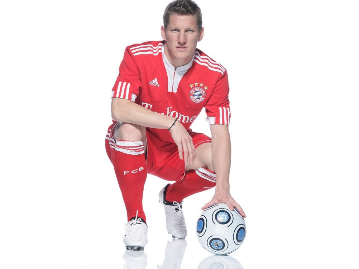 Футболист Баварии Бастиан Швайнштайгер с мячом