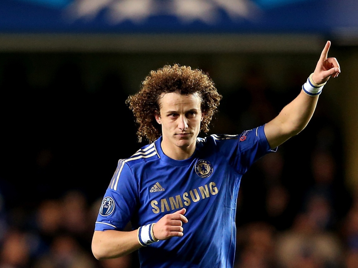  Футболист Челси Давид Луис прося передать мяч