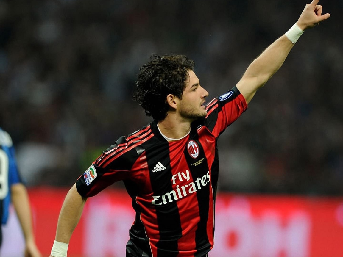  Футболист Коринфянам Алешандре Пато благодарит болельщиков