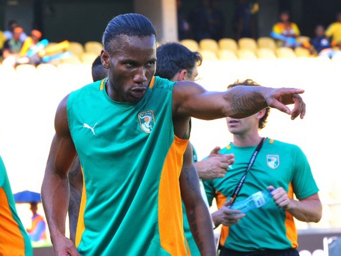 Нападающий Галатасарая Дидье Дрогба перед игрой