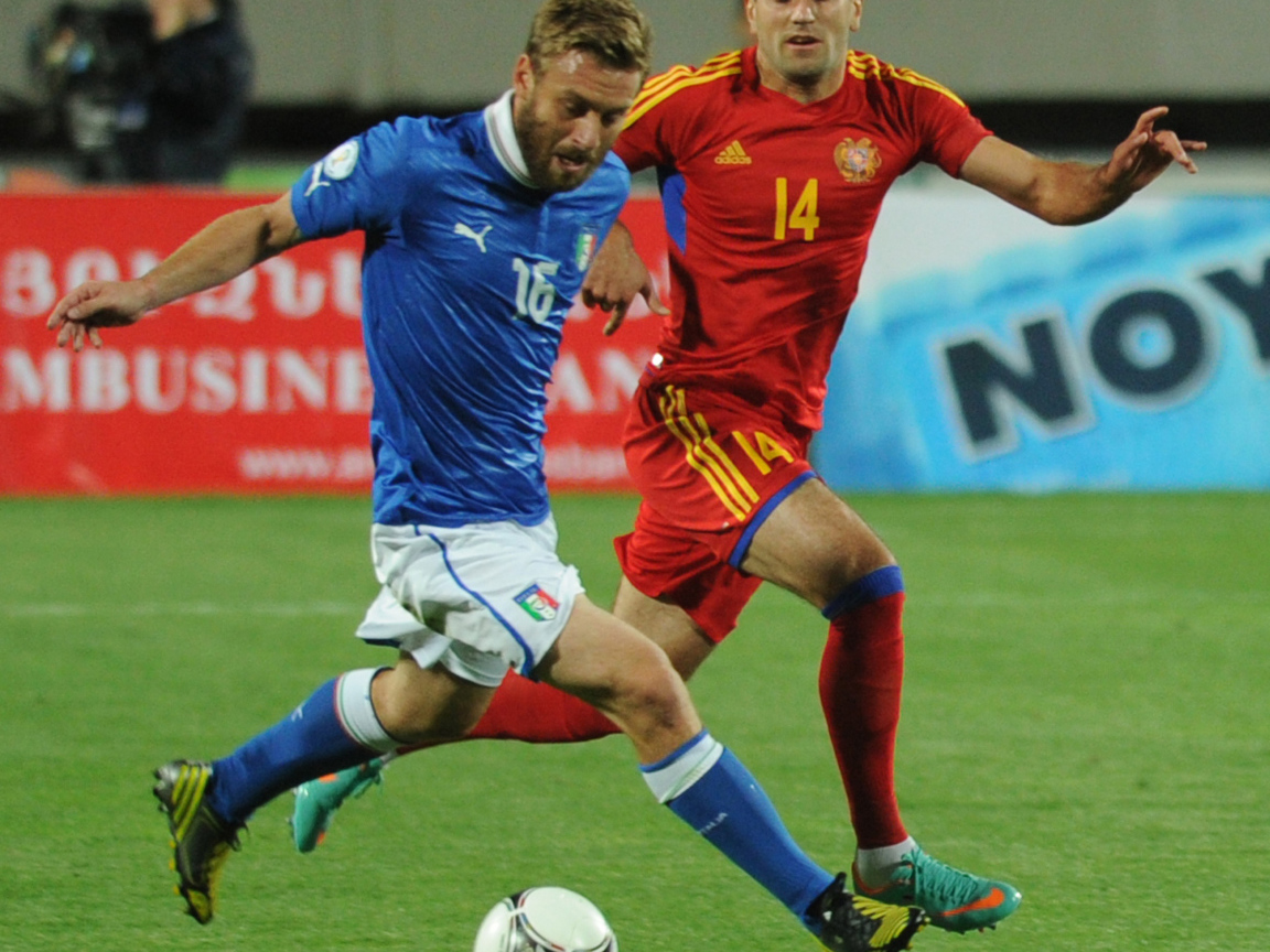  Нападающий московского Спартака Юра Мовсисян