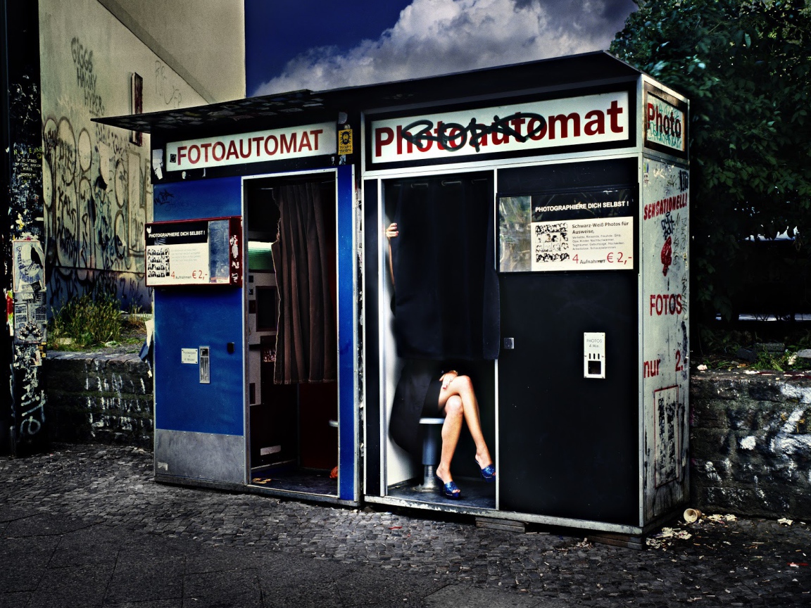 Девушка в аппарате мгновенного фото