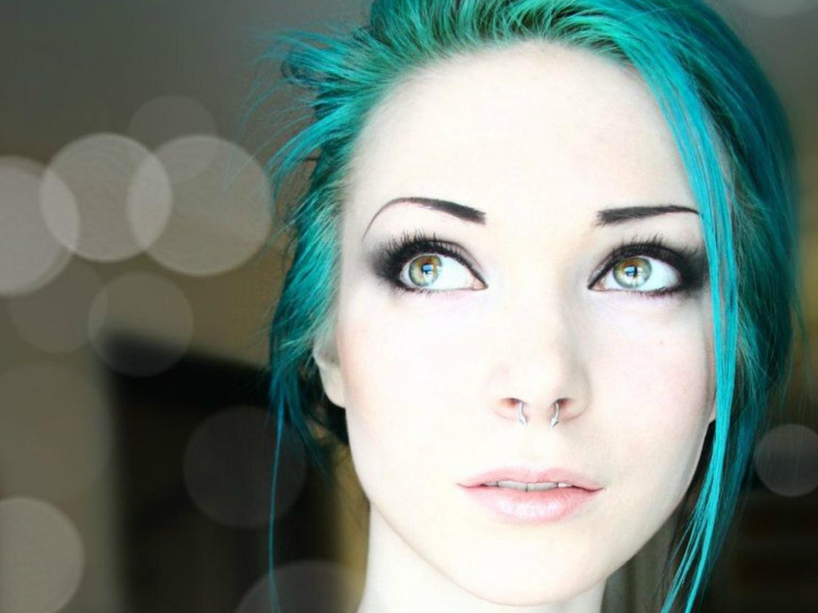 Девушка с голубым волосами и пирсингом в носу
