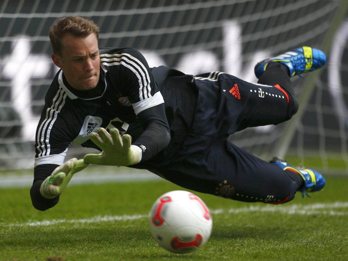 Голкипер Баварии Мануэль Нойер ловит мяч
