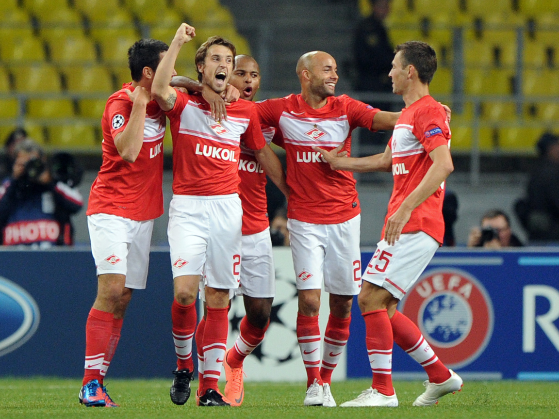 Полузащитник Спартака Дмитрий Комбаров и его команда