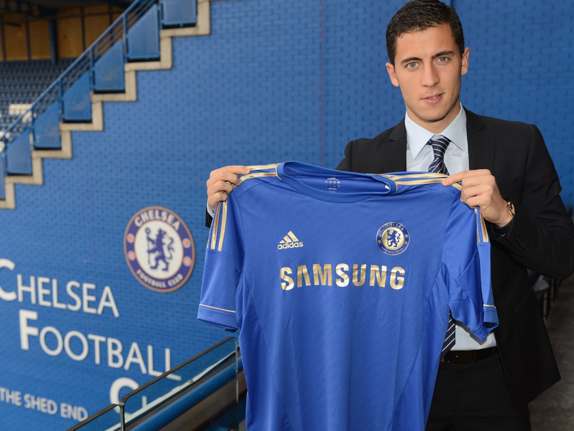  Полузащитник Челси Эден Азар и его новая футболке