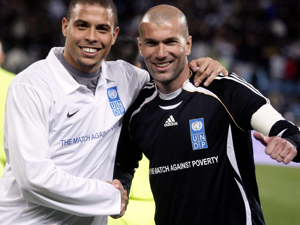  Легенда футбола Зинедин Зидан со своим другом