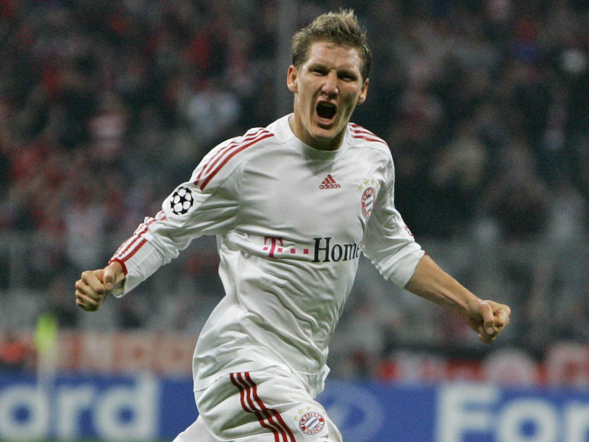 Игрок Баварии Бастиан Швайнштайгер на поле