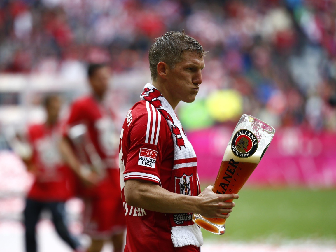 Игрок Баварии Бастиан Швайнштайгер с пивом
