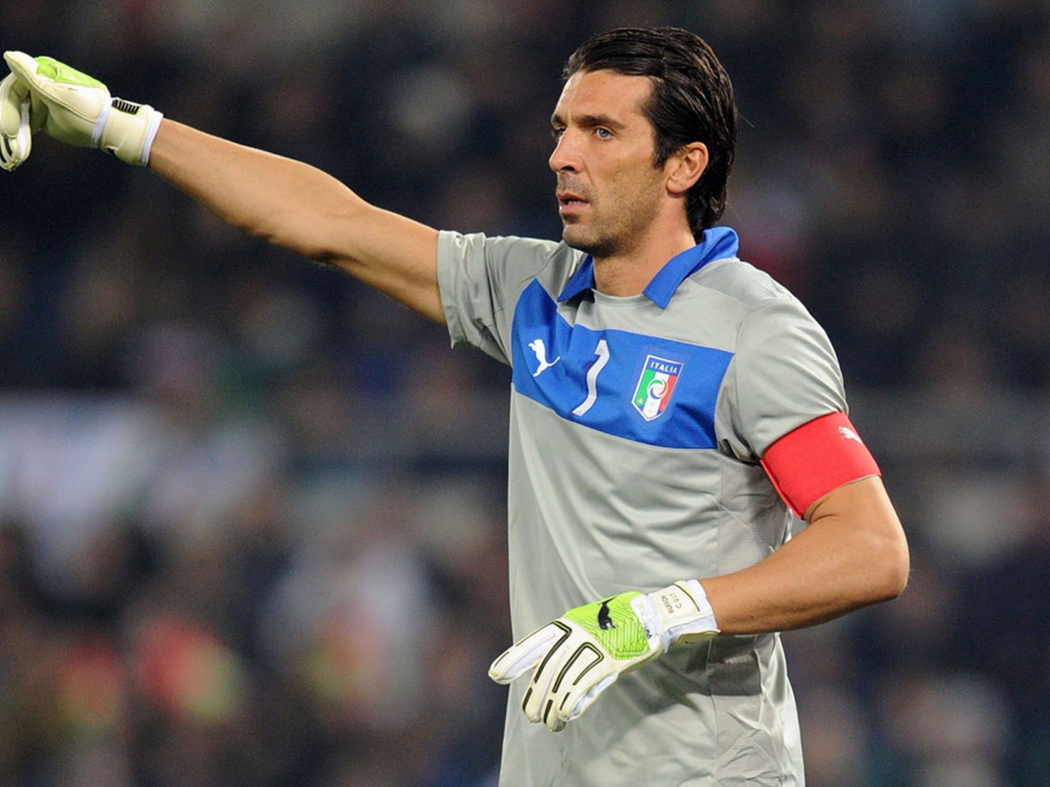  Игрок Ювентуса Джанлуиджи Буффон показывает тактику игры