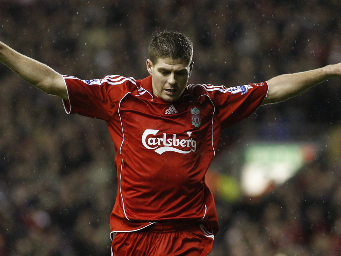 Игрок Ливерпуля Стивен под дождем