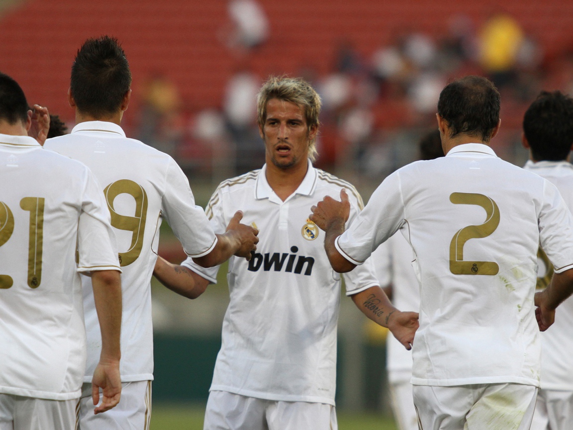  Игрок мадридского Реала Фабиу Коэнтрау в окружении своей команды