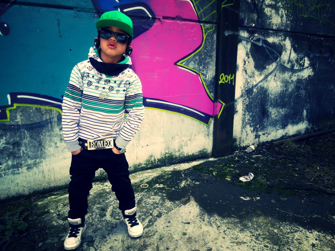 Мальчик в зелёной кепке и очках, swag