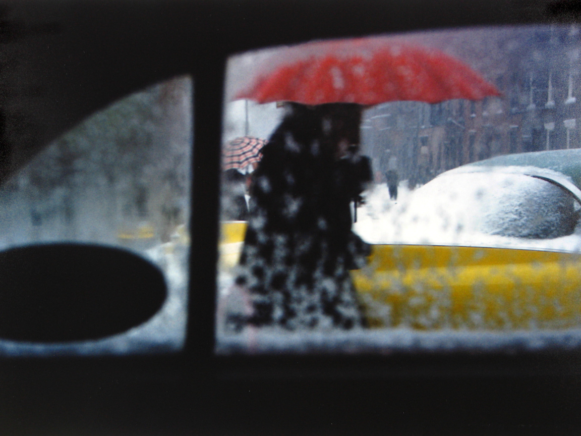 Фотография человека под красным зонтом