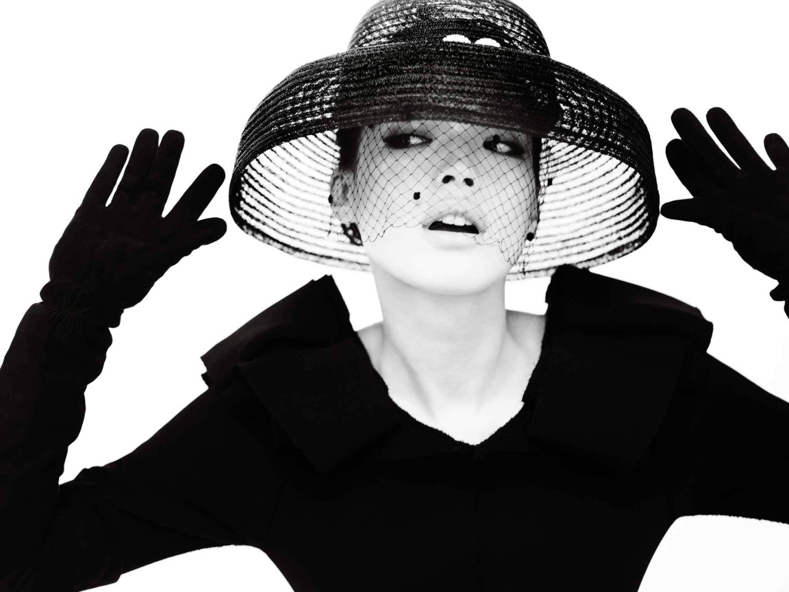 Женщина в шляпе, чёрно-белое фото