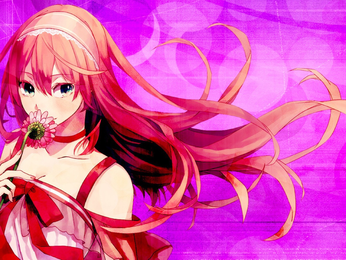 Девочка нюхает цветок