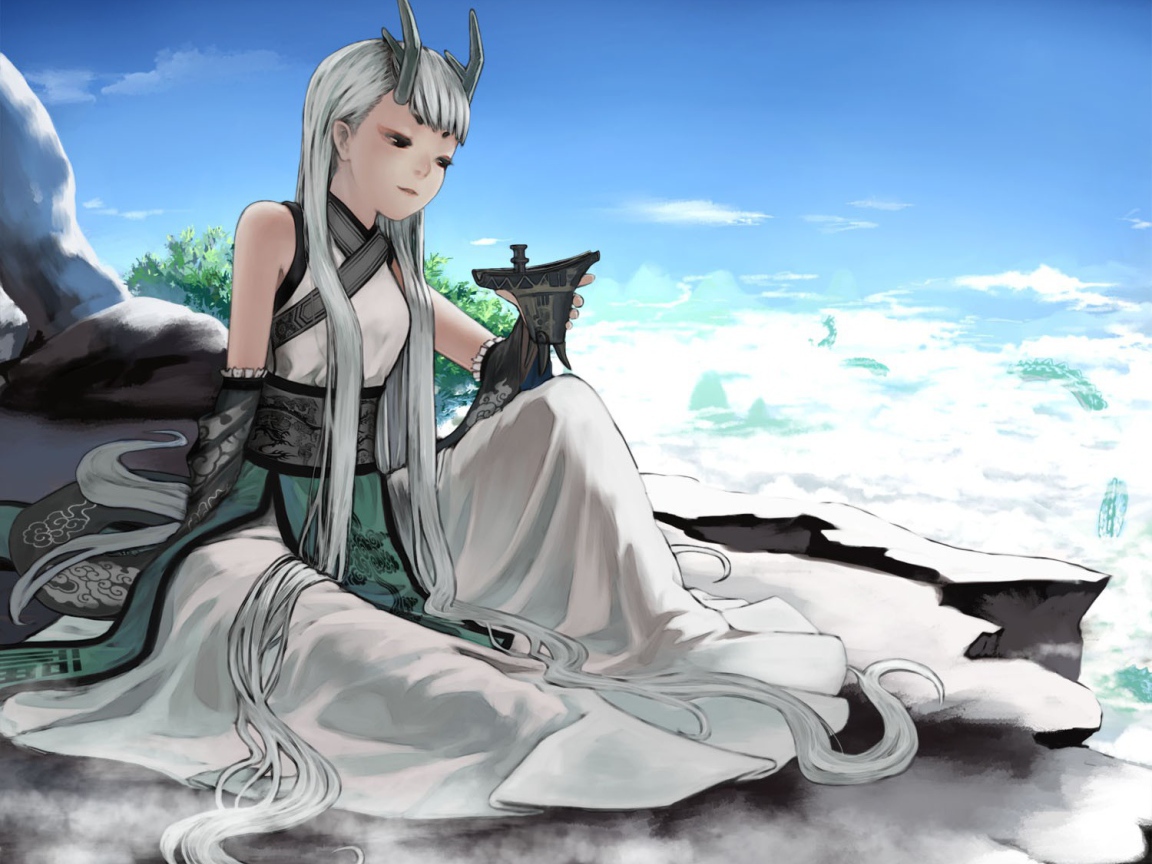 Девочка с длинными белыми волосами