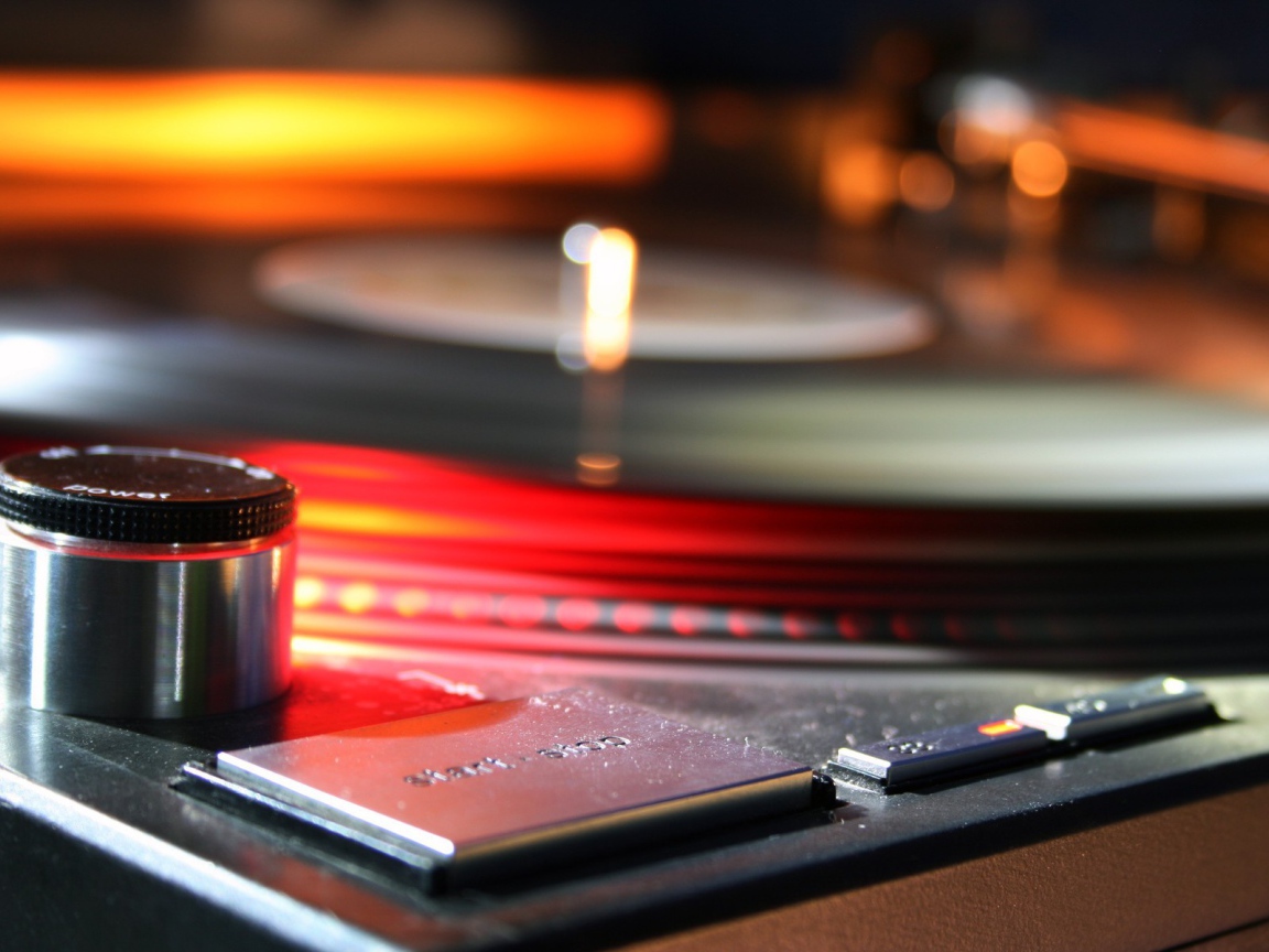 Проигрыватель виниловых пластинок